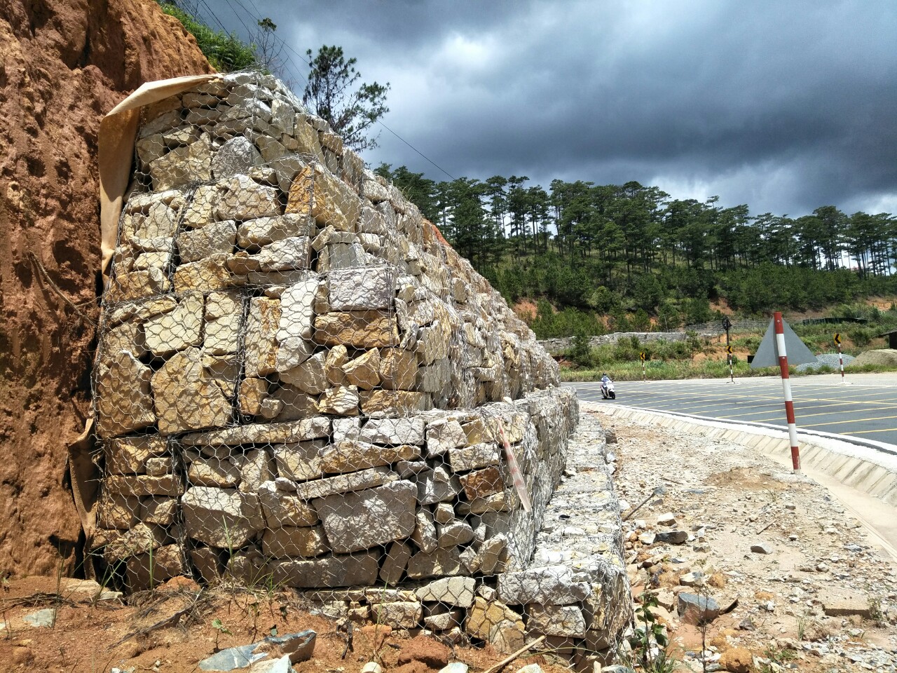 Tường Chắn Rọ Đá - Giải pháp bảo vệ sạt lở đất hiệu quả hiện nay